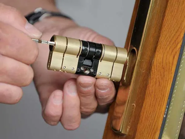 24 Locksmith Service